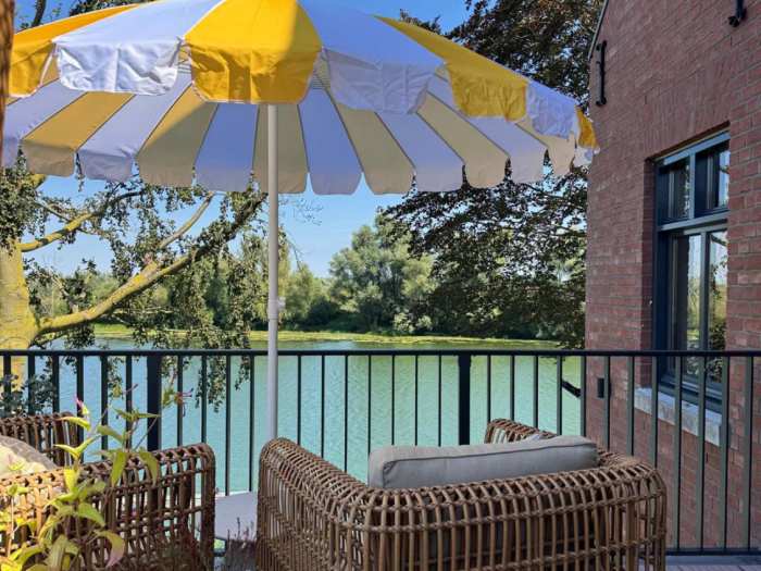 Dakterras LUS Soleil met parasols aan het water